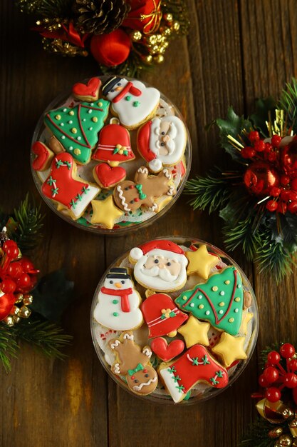 Biscotti di Natale colorati con varie forme. Fondo in legno