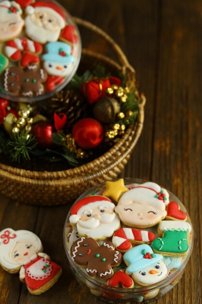 Biscotti di Natale colorati con varie forme. Fondo in legno