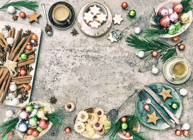 Biscotti di Natale con caffè. Decorazione della tavola festiva. Disposizione piatta. Tonalità vintage