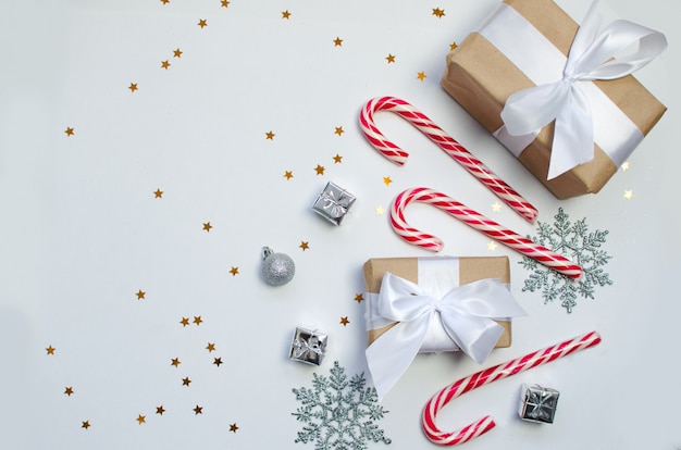 Biscotti di Natale con decorazioni festive e regali