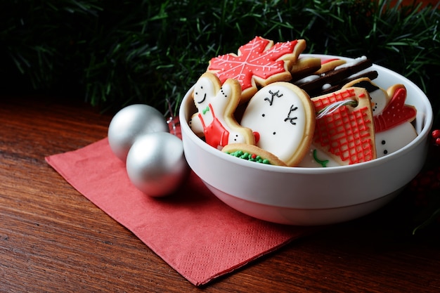 Biscotti di Natale con decorazioni festive