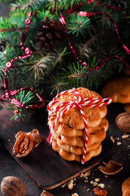 Biscotti di Natale con decorazioni festive