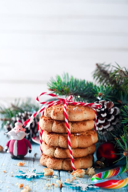 Biscotti di Natale con decorazioni festive