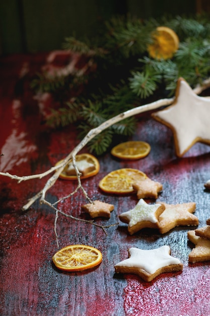 Biscotti di Natale con decorazioni festive