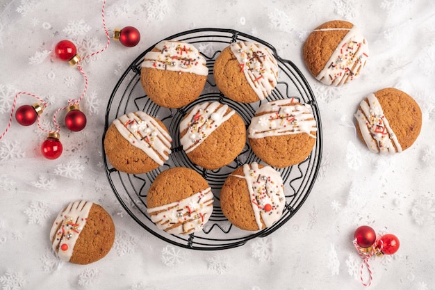 Biscotti di Natale con glassa bianca e granelli di festa