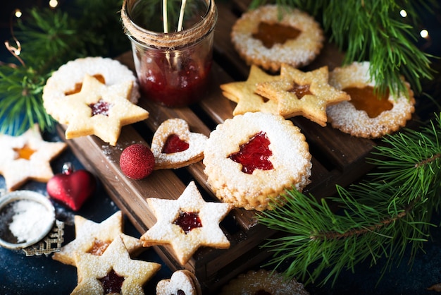 Biscotti di Natale con marmellata. Un famoso biscotto austriaco sono i biscotti di Linz. Messa a fuoco selettiva.