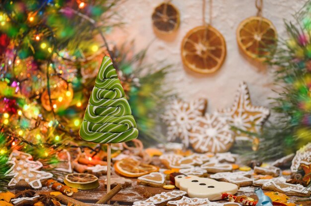 Biscotti di Natale con spezie Biscotti di pan di zenzero fatti in casa come sfondo