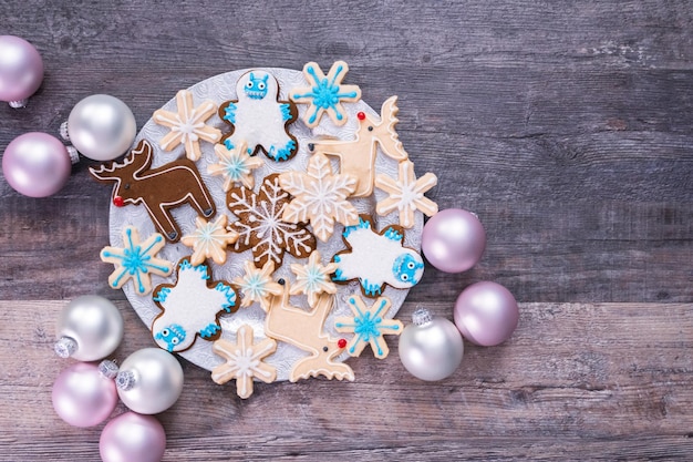 Biscotti di Natale decorati con ghiaccia reale.