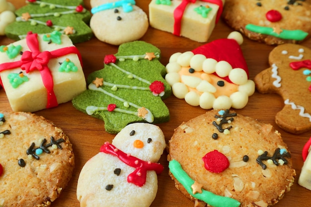 Biscotti di Natale deliziosi colorati e Pan di zenzero