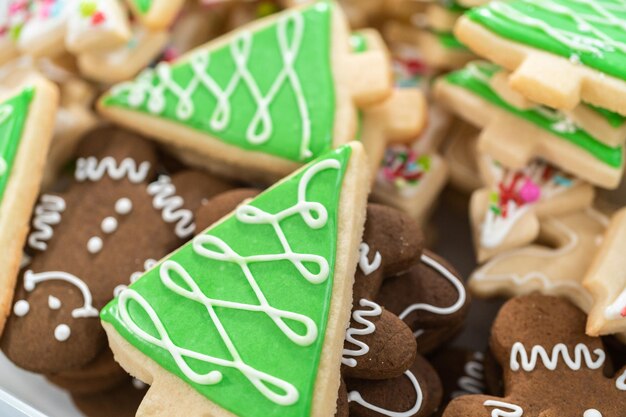 Biscotti di Natale di pan di zenzero e zucchero con glassa reale.