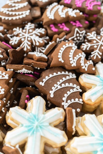 Biscotti di Natale di panpepato e zucchero con glassa reale.