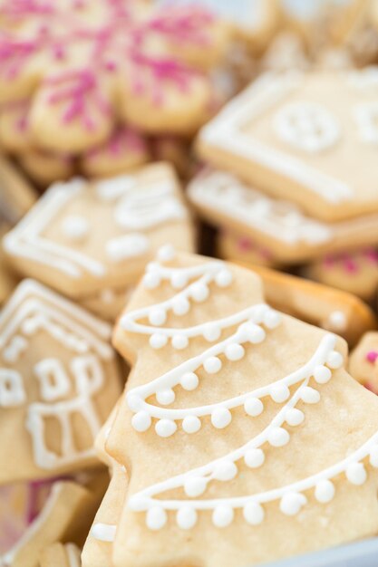 Biscotti di Natale di zucchero con glassa reale.