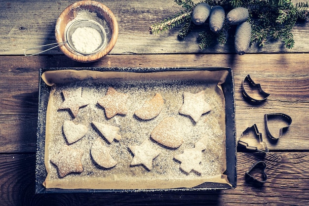 Biscotti di Natale dolci e gustosi sulla tavola di legno