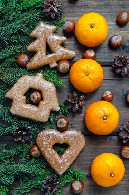 Biscotti di Natale e decorazioni con rami di abete