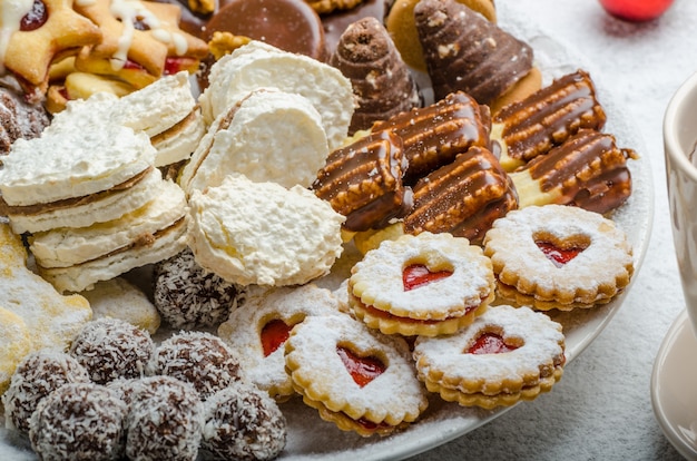 Biscotti di Natale e tè fresco sulla tavola di legno