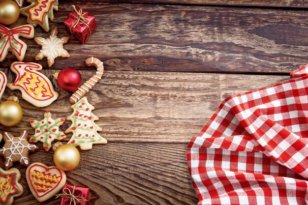 Biscotti di Natale e tovagliolo rosso sulla tavola di legno