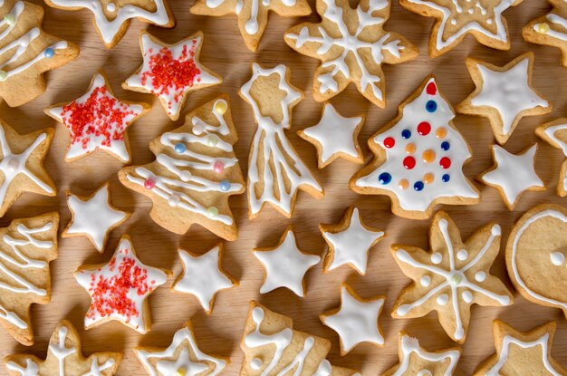 Biscotti di Natale fatti in casa a forma di abete stellato e fiocco di neve con glassa bianca