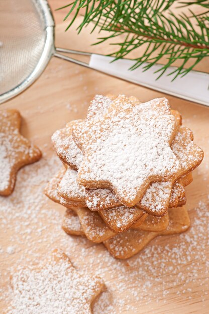 Biscotti di Natale fatti in casa cosparsi di zucchero a velo