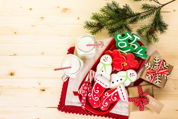 Biscotti di Natale fatti in casa decorati con glassa colorata.