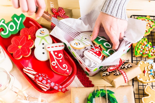 Biscotti di Natale fatti in casa decorati con glassa colorata.