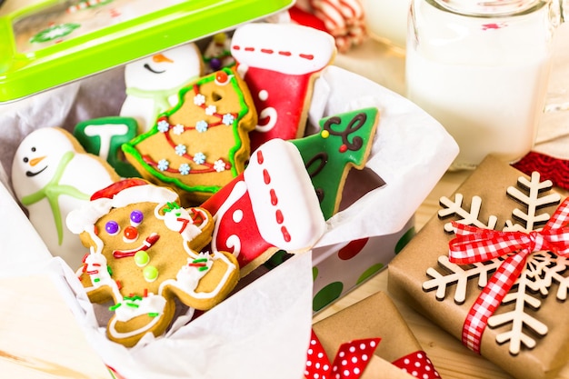 Biscotti di Natale fatti in casa decorati con glassa colorata.