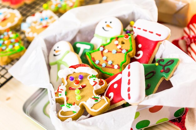 Biscotti di Natale fatti in casa decorati con glassa colorata.