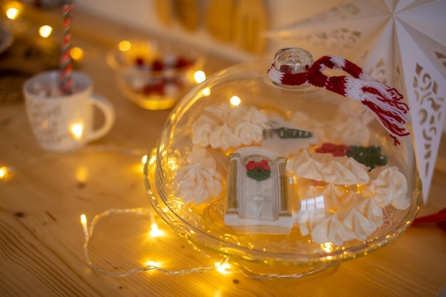 Biscotti di Natale fatti in casa sul piatto su sfondo chiaro di feste di decorazione