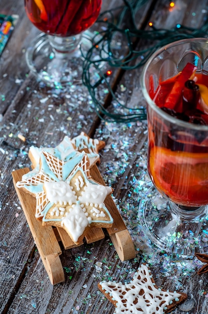 Biscotti di Natale fatti in casa sul tavolo di legno