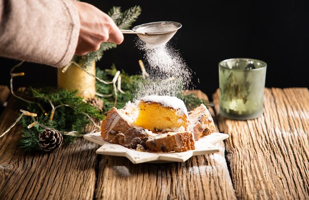 Biscotti di natale festivi sulla tavola di legno