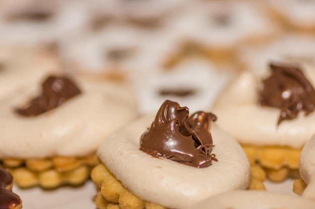 Biscotti di natale gustosi freschi con torrone e macro di schiuma bianca