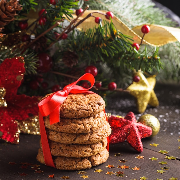 Biscotti di Natale in tavola con nastro rosso