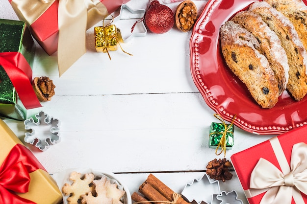 Biscotti di Natale su fondo di legno bianco.