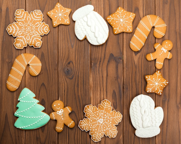 Biscotti di Natale su fondo di legno