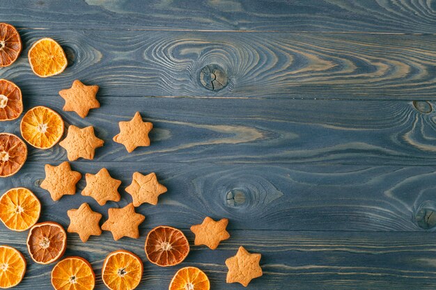 Biscotti di Natale su sfondo scuro