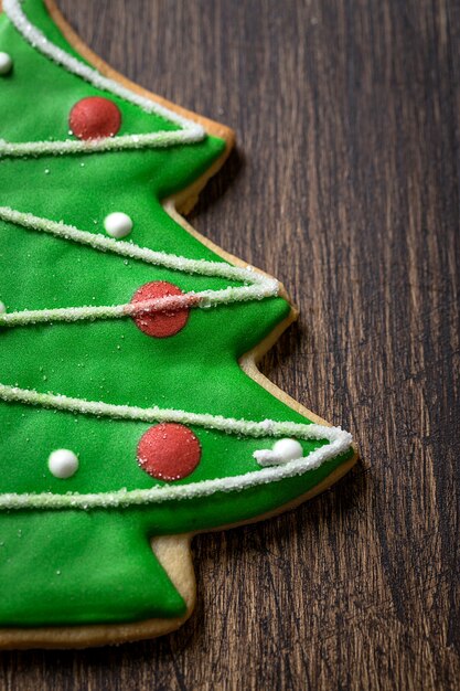 Biscotti di Natale sul tavolo di legno