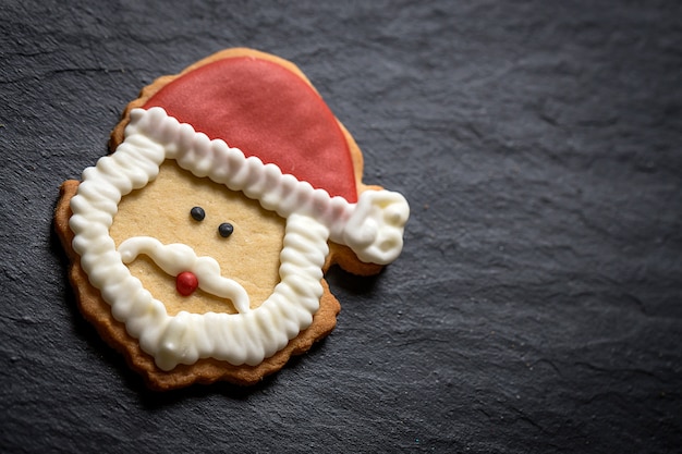 Biscotti di Natale sul tavolo di legno