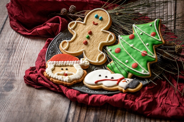 Biscotti di Natale sul tavolo di legno