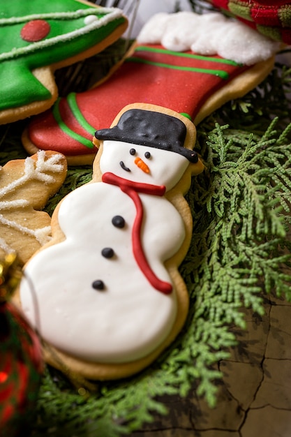 Biscotti di Natale sul tavolo di legno