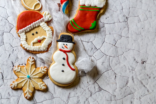 Biscotti di Natale sul tavolo di legno