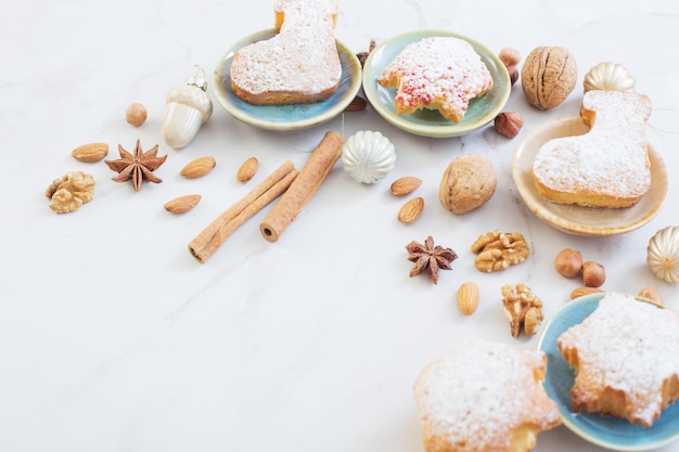 Biscotti di Natale sul tavolo di marmo bianco