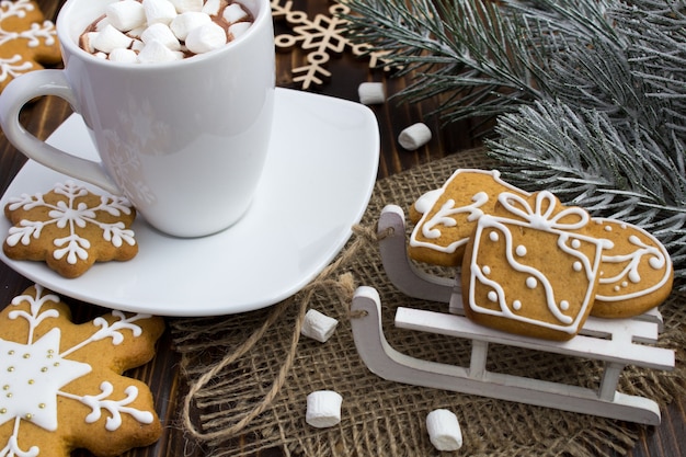 Biscotti di Natale sulla slitta e cioccolata calda con marshmallow