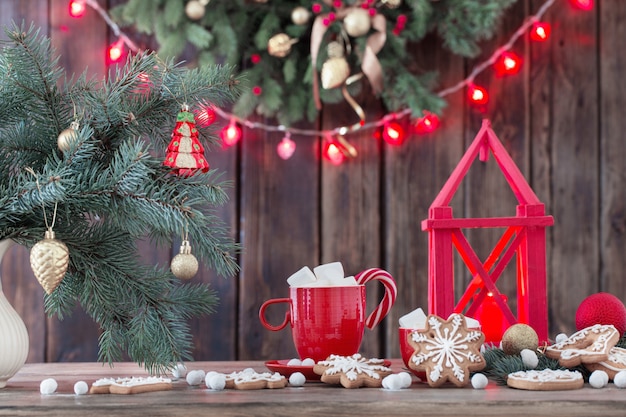 Biscotti di Natale sulla tavola di legno in cucina