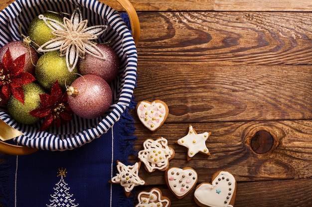 Biscotti di Natale sulla tavola di legno