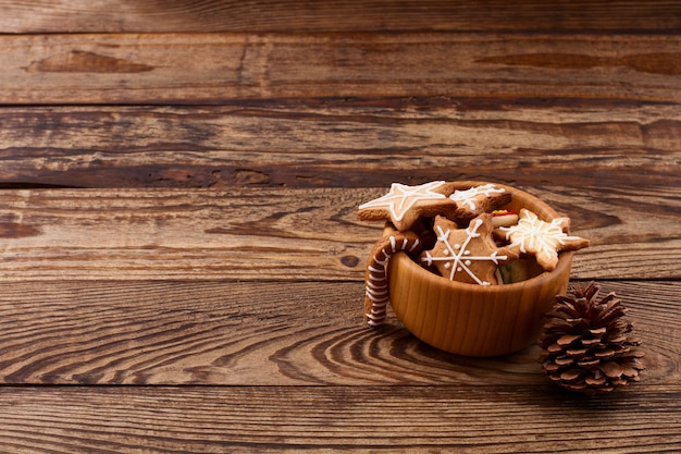 Biscotti di Natale sulla tavola di legno