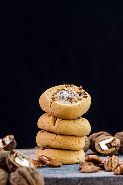 Biscotti di noci su sfondo nero