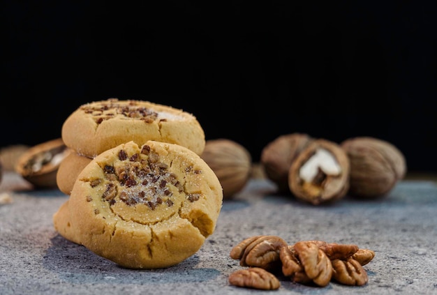 Biscotti di noci su una vista laterale di sfondo nero