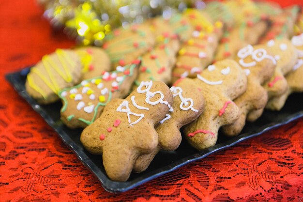 Biscotti di pan di zenzero a forma di uomo sul tavolo