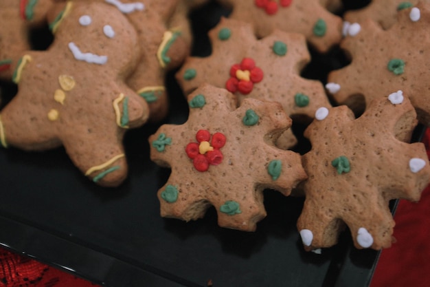 Biscotti di pan di zenzero a forma di uomo sul tavolo.