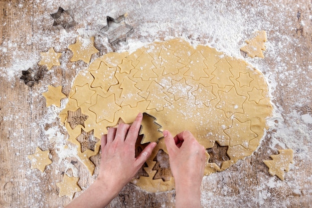 Biscotti di pan di zenzero appena tagliati