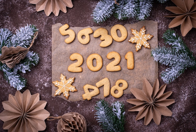 Biscotti di Pan di zenzero di Capodanno a forma di numeri 2020